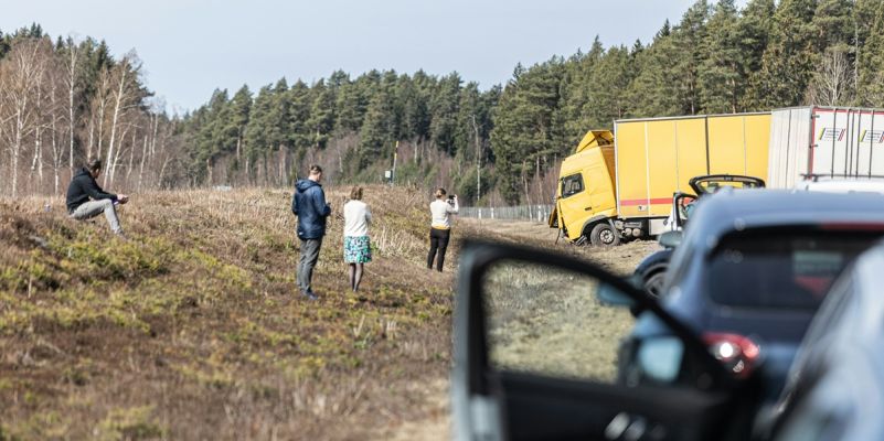 Tractor-trailer accident | tire blowout | Vinkler Law Offices